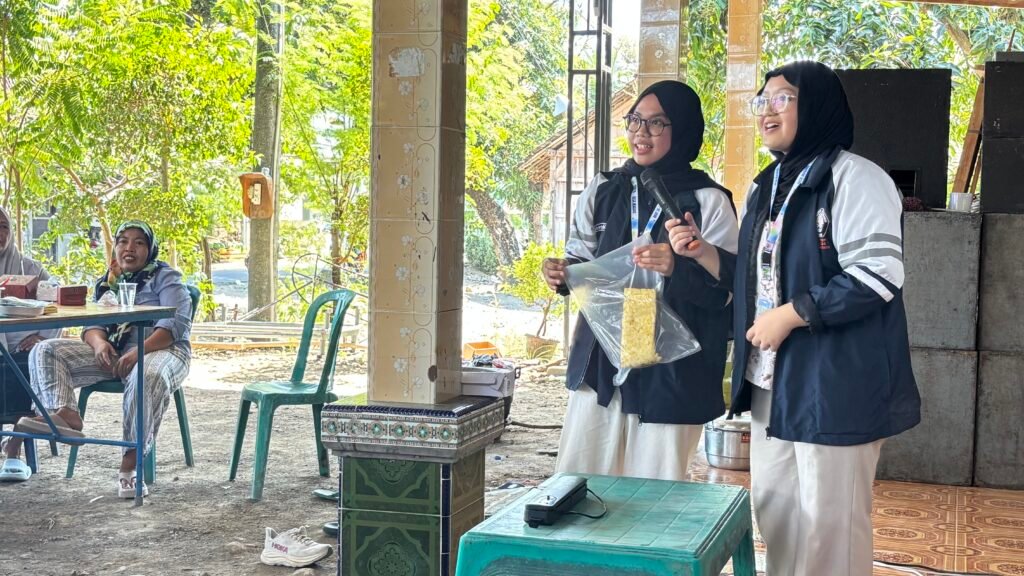 Amankan Pangan Lokal, Mahasiswa KKN UNDIP Ajarkan Teknologi Pengemasan pada Inovasi Bolu Pisang Jagung 2 2