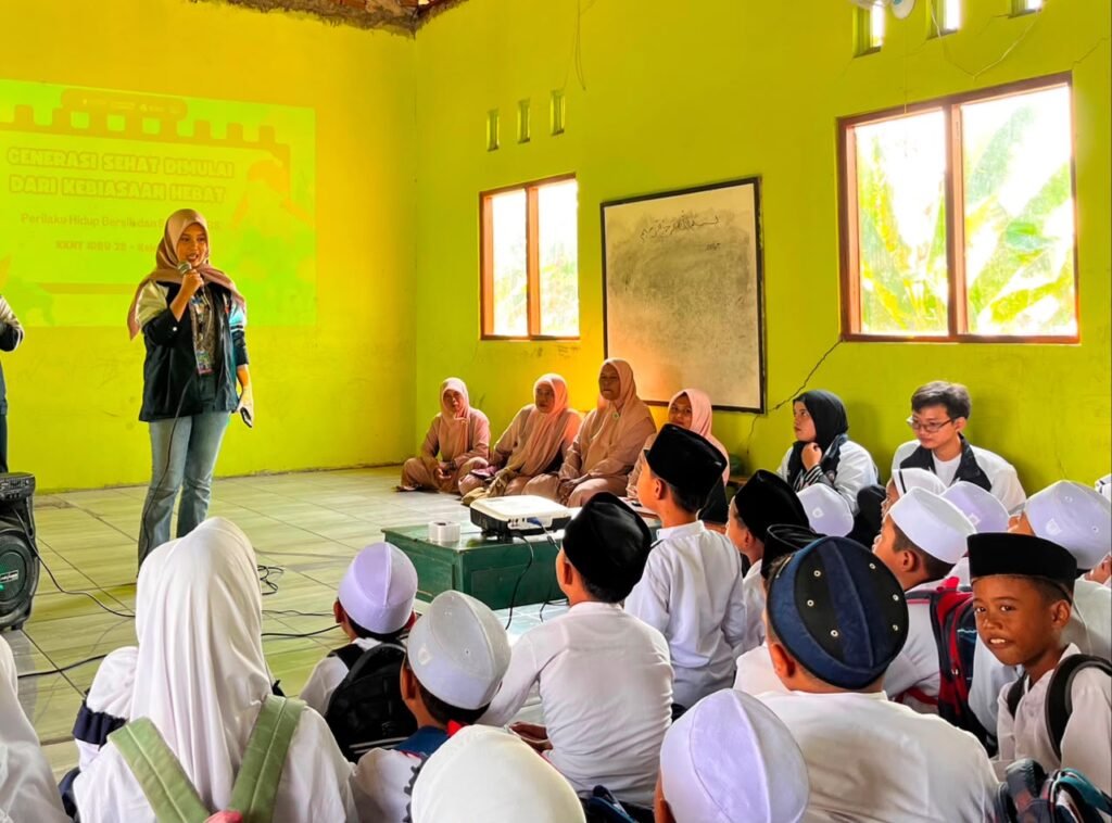Ciptakan Generasi Sehat Sejak Dini, Mahasiswa KKNT UNDIP Edukasi Perilaku Hidup Bersih dan Sehat di TPQ 2 Karanggondang dalam Mendukung SDGs 3 k1 05 a1 g1