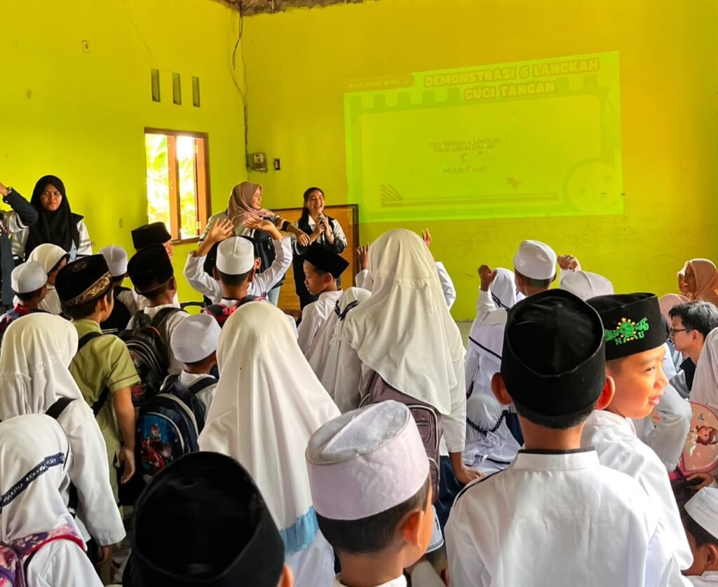 Ciptakan Generasi Sehat Sejak Dini, Mahasiswa KKNT UNDIP Edukasi Perilaku Hidup Bersih dan Sehat di TPQ 2 Karanggondang dalam Mendukung SDGs 3 k1 05 a1 g2