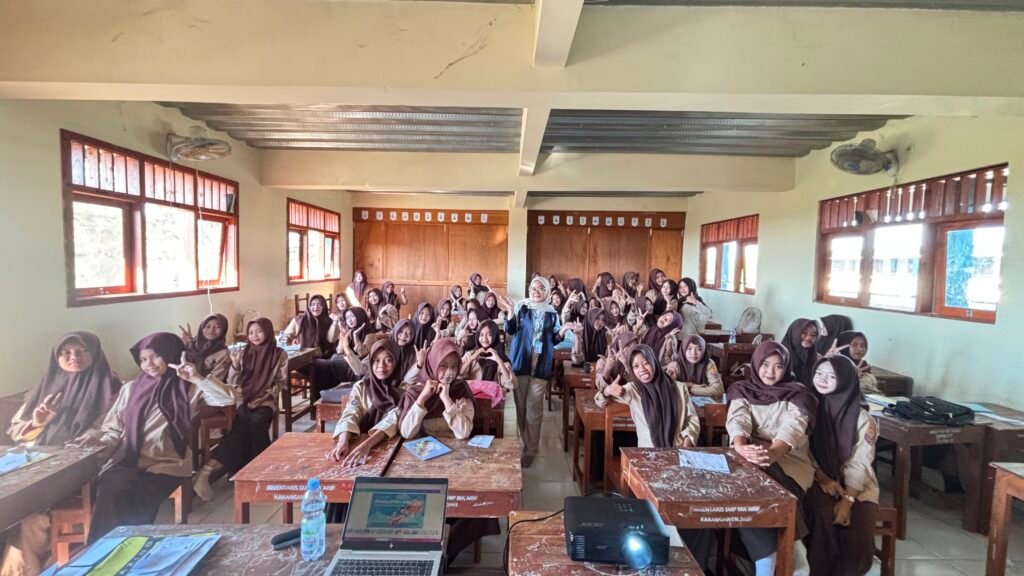 Kenali Kebutuhan dan Keinginan, Mahasiswa KKN-T UNDIP Edukasi Pengelolaan Uang Saku bagi Siswa SMP k2 01 a1 g1