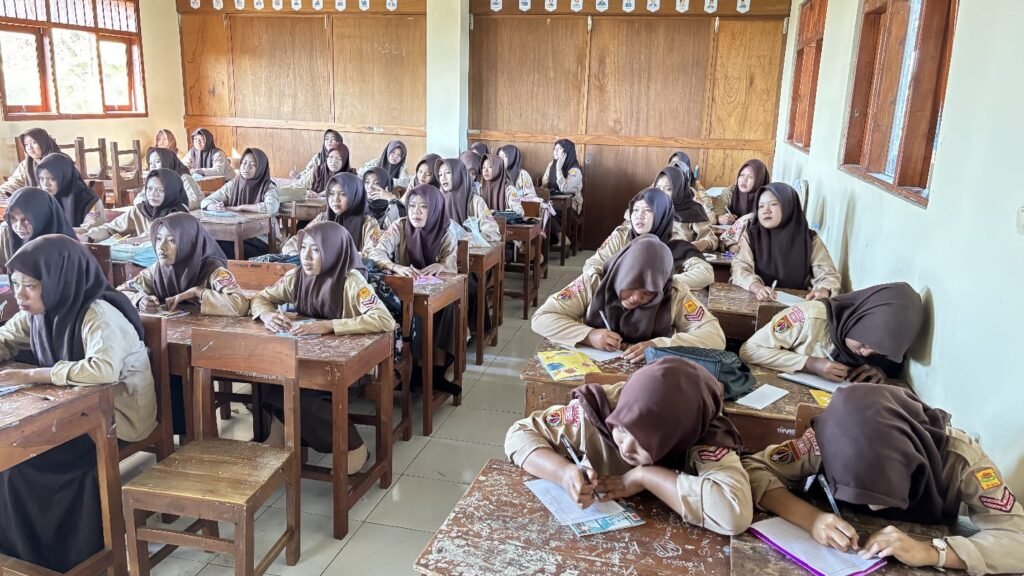 Kenali Kebutuhan dan Keinginan, Mahasiswa KKN-T UNDIP Edukasi Pengelolaan Uang Saku bagi Siswa SMP k2 01 a1 g2