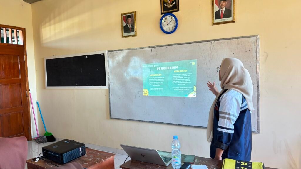 Kenali Kebutuhan dan Keinginan, Mahasiswa KKN-T UNDIP Edukasi Pengelolaan Uang Saku bagi Siswa SMP k2 01 a1 g3