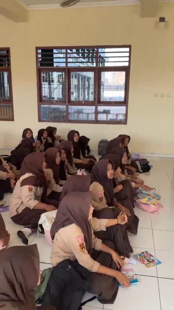 Cegah Diare Sejak Dini, Mahasiswa KKNT UNDIP Tim IDBU-25 Edukasi Keamanan Pangan bagi Siswa Kelas 8 SMP Ma'arif Karangawen sebagai Wujud Dukungan SDG's 3, 4, dan 12 k2 07 a1 g2