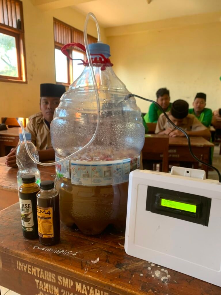 Perancangan dan Pengembangan Sistem Smart POC Berbasis Teknologi Sebagai Media Edukasi Pengelolaan Sampah Organik Bagi Siswa SMP Mendukung (SDGs 4 dan 12) k2 10 a1 g2