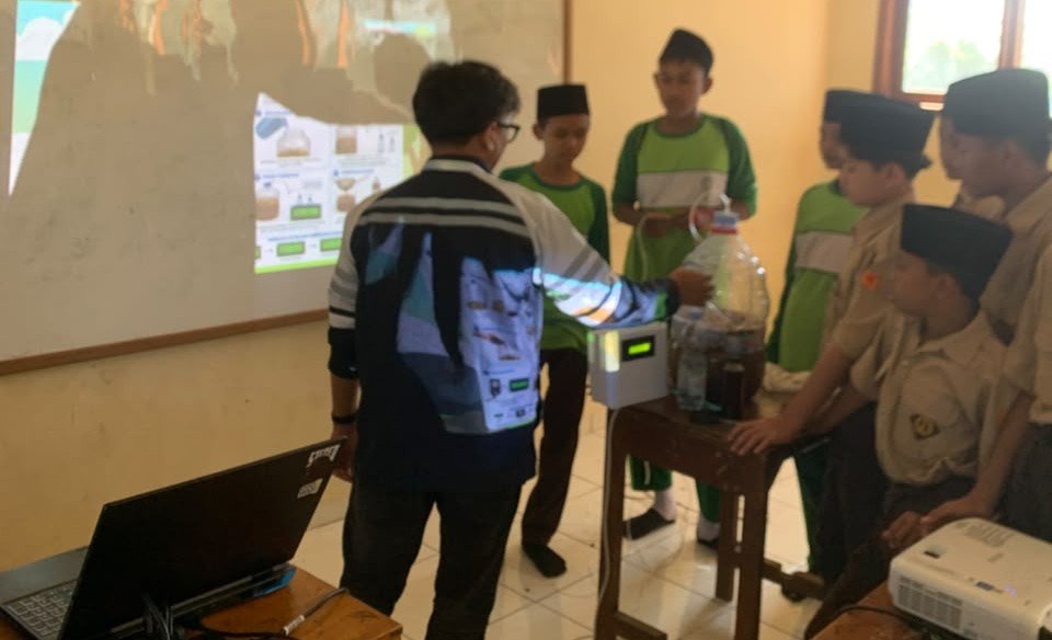 Perancangan dan Pengembangan Sistem Smart POC Berbasis Teknologi Sebagai Media Edukasi Pengelolaan Sampah Organik Bagi Siswa SMP Mendukung (SDGs 4 dan 12) k2 10 a1 g3